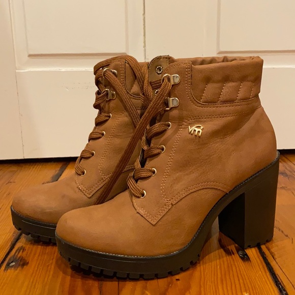 Woman’s Boots - Picture 1 of 8